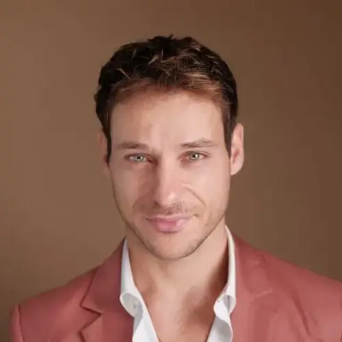 Stefan Apostolov headshot